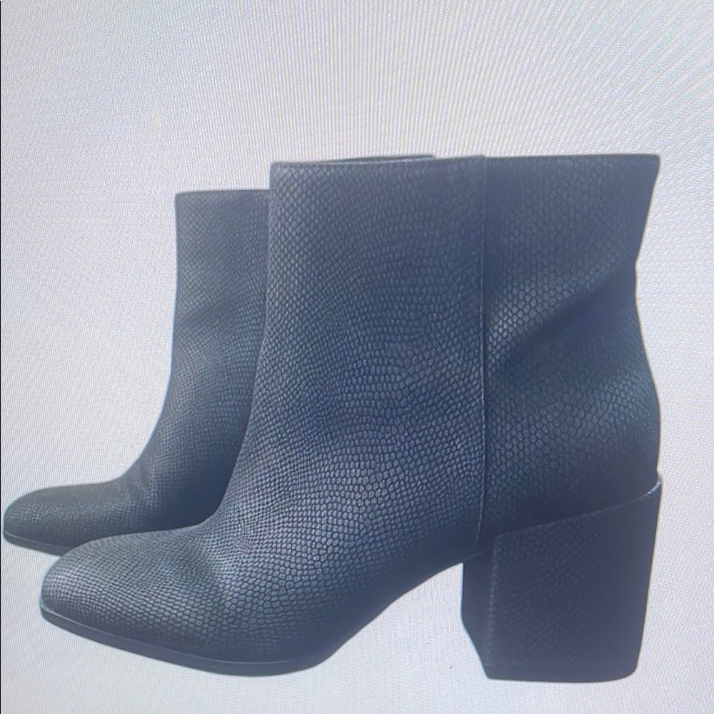 Elegant Black Heeled Boots